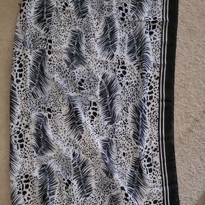 La Leela Black and White Feather Pattern Sarong NWT $13